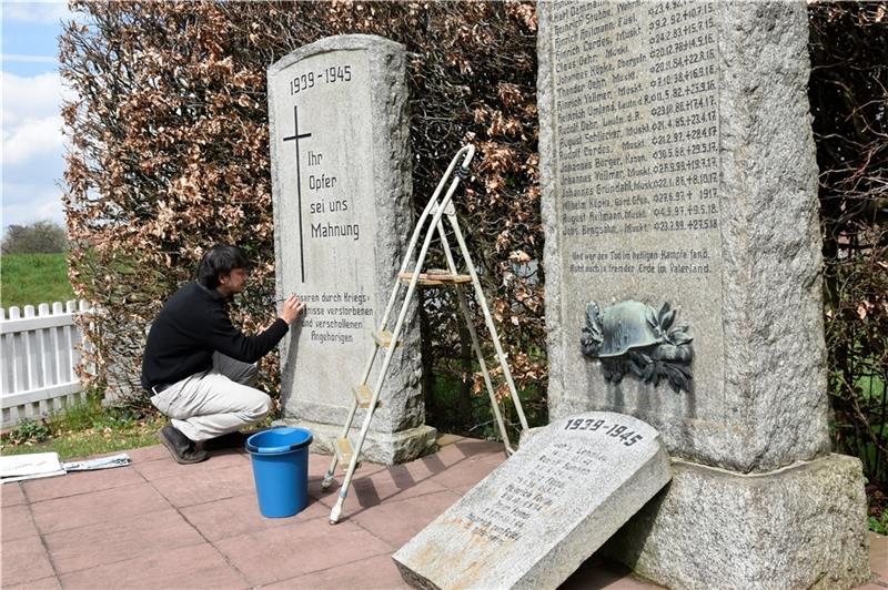 Gedenksteine in Neuenkirchen: Mahnende Namen sind wieder zu lesen Raphael Ampuero bei der Arbeit an den Gedenksteinen. Foto: Felsch