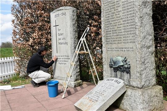 Raphael Ampuero bei der Arbeit an den Gedenksteinen. Foto: Felsch
