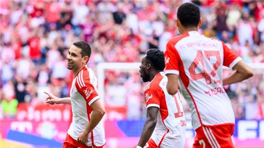 Getrübter FCB-Jubel vor Arsenal: Coman-Aus „macht traurig“ Raphaël Guerreiro (l) brachte die Bayern mit einem wunderschönen Distanzschuss in Führung.