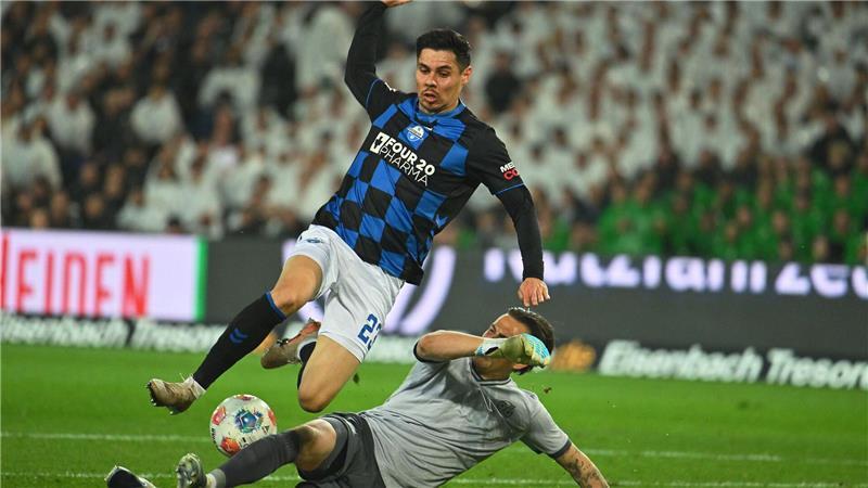 Raphael Obermair (hier im Zweikampf mit Hannovers Torwart Nahuel Noll am vergangenen Sonntag) fehlt dem Aufstiegsaspiranten Paderborn im Saisonendspurt.