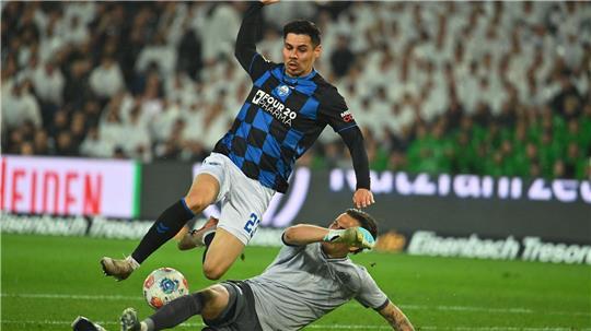 Raphael Obermair (hier im Zweikampf mit Hannovers Torwart Nahuel Noll am vergangenen Sonntag) fehlt dem Aufstiegsaspiranten Paderborn im Saisonendspurt.