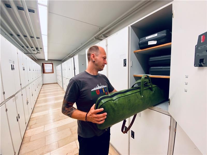 Raphael Siefritz leitet die Waffenaufbewahrung bei der Deutschen Meisterschaft. Er ist Herr über 308 Boxen und einer von 232 Helfern. Foto: Scholz