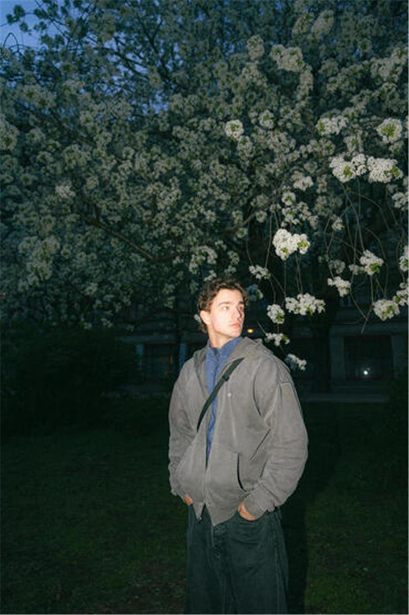 Rapper Aaron reist aus Berlin an.