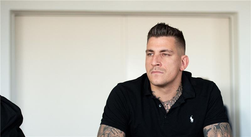 Hamburger Rapper Gzuz aus JVA entlassen Rapper Gzuz (bürgerlich Kristoffer Jonas Klauß) sitzt in einem Gerichtssaal im Landgericht.