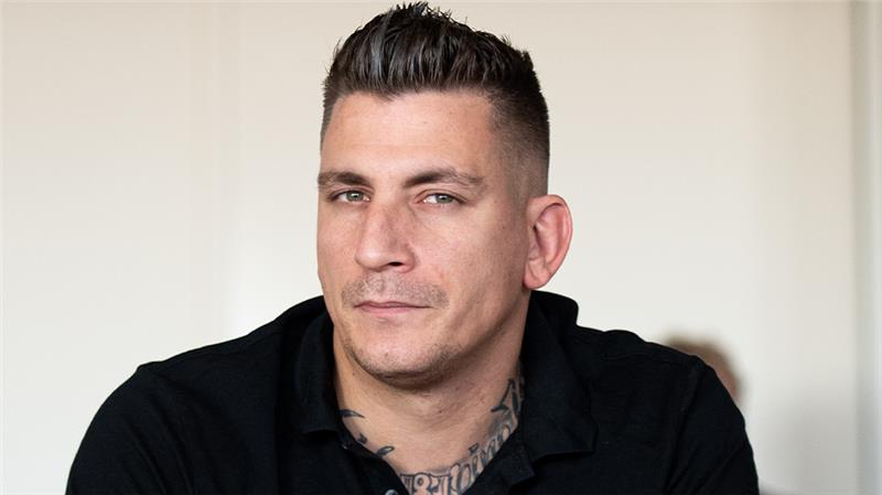 Skandal-Rapper Gzuz muss ins Gefängnis Rapper Gzuz (bürgerlich Kristoffer Jonas Klauß) sitzt in einem Gerichtssaal im Landgericht. Foto: Daniel Reinhardt/dpa