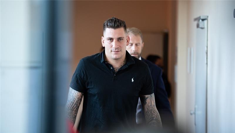 Rapper Gzuz (bürgerlich Kristoffer Jonas Klauß) verlässt mit seinem Anwalt Christopher Posch einen Gerichtssaal im Landgericht. Klauß muss ein Jahr und sechs Monate ins Gefängnis. Foto: Daniel Reinhardt/dpa