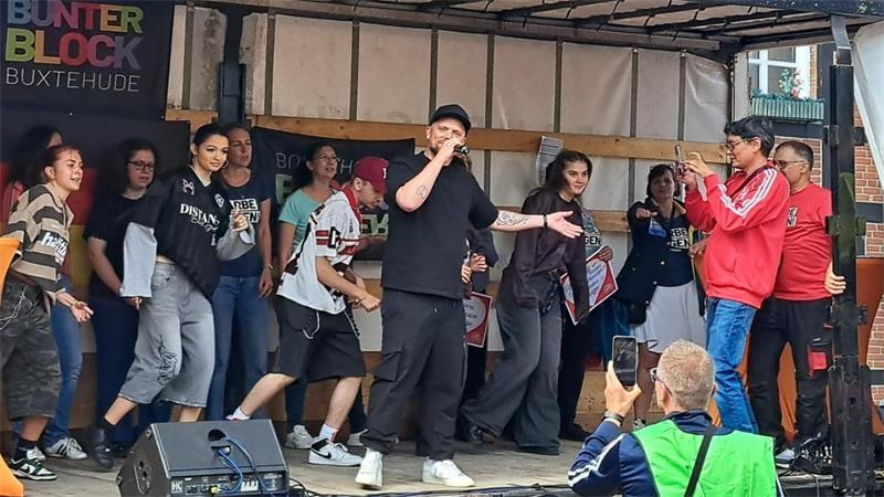Rapper Norman Superior und die Tänzerinnen und Tänzer von B9Now machten Stimmung für ein buntes Buxtehude.