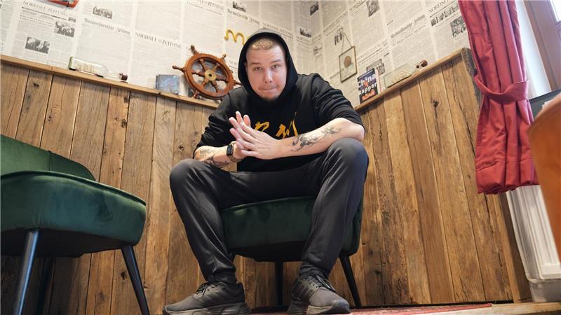 In China Kult: Rapper Scor aus Bremerhaven macht in Fernost Karriere Rapper Scor aus Bremerhaven hat zwei Jahre lang an dem Buch gearbeitet.