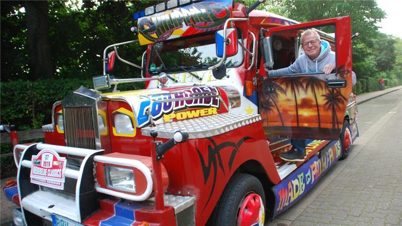 Rarität und früher beliebtes Transportfahrzeug auf den Philippinen: Jürgen Stemmann mit seinem Jeep von 1945.