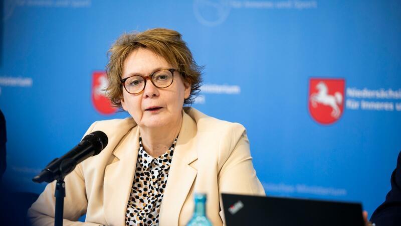 „Rasen ist weiterhin die Todesursache Nummer eins auf unseren Straßen“, sagte die Innenministerin.