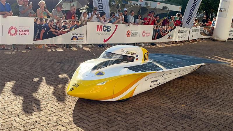 Bilder des Tages Rasen so lange die Sonne scheint... Moritz Mitzel aus Aachen startet bei der World Solar Challenge in einem solarbetriebenen Gefährt.