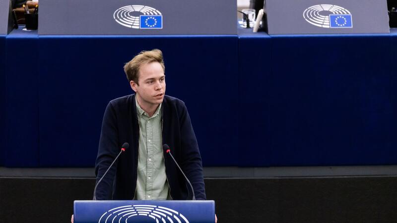 Andresen für Anhebung des Mindestlohns auf 14 Euro Rasmus Andresen (Fraktion Grüne/EFA), steht im Plenarsaal im Gebäude des Europäischen Parlaments und spricht.