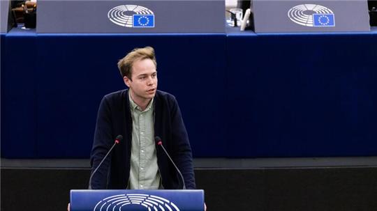 Rasmus Andresen (Fraktion Grüne/EFA), steht im Plenarsaal im Gebäude des Europäischen Parlaments und spricht.