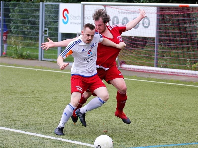 Rassiger Zweikampf zwischen Corvin Schumann (links) und Horneburgs Raphael Augsutin. Schumann sah für das Foul die Gelbe Karte. Foto Lütje