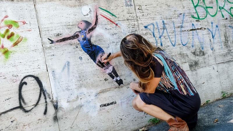 Wandmalerei für Gold-Volleyballerin rassistisch beschmiert Rassismus-Skandal in Italien.