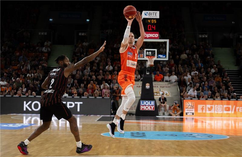 Meister Ulm startet mit Sieg in neue Saison Ratiopharm Ulm gewinnt das Eröffnungsspiel der neuen BBL-Saison gegen die Niners Chemnitz.