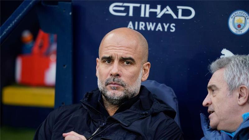 Ratlos: Pep Guardiola steckt mit Manchester City weiter tief in der Krise.