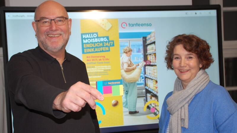 Es ist soweit: In Moisburg eröffnet ein Tante-Enso-Laden Ratsfrau Bettina Meyer und Moisburgs Bürgermeister Ronald Doll, der seine Enso-Kundenkarte für den 24/7-Einkauf zeigt.