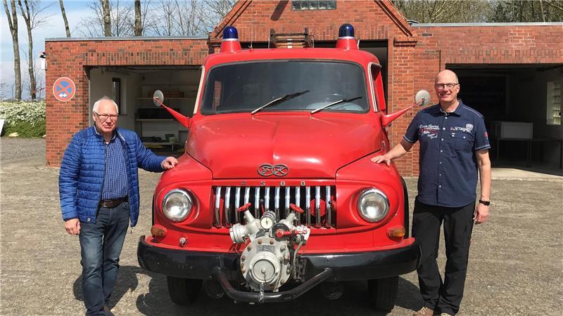 Ratsherr Dietmar Stüven (links, hier mit Thomas Schneegans) macht sich stark für das alte Feuerwehrgerätehaus, das zu einem Ort für die Dorfgemeinschaft werden soll.