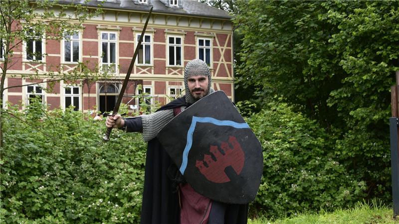 Schwertkampf bis einer zu Boden geht: Das war los auf der Burginsel Horneburg Ratsherr Tim Friederichs im Mittelalter-Outfit.