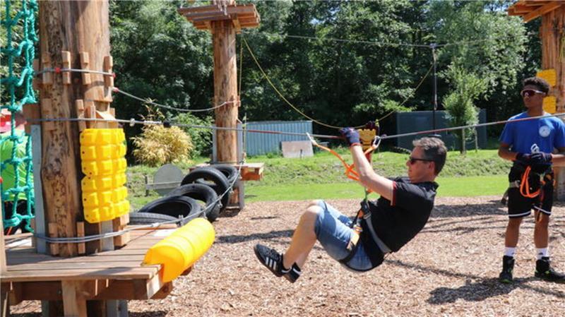 Mit der Seilrutsche über den See: Kletterpark in Otterndorf ist eröffnet Ratsherr Torsten Schmitz auf dem Einweisungsparcours des Kletterparks in Otterndor
