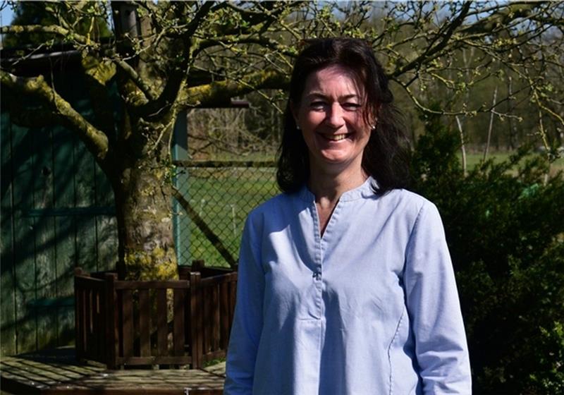 Ratspolitikerin Susanne de Bruijn im Garten ihres Hauses am Issendorfer Weg in Harsefeld. Foto: Beneke