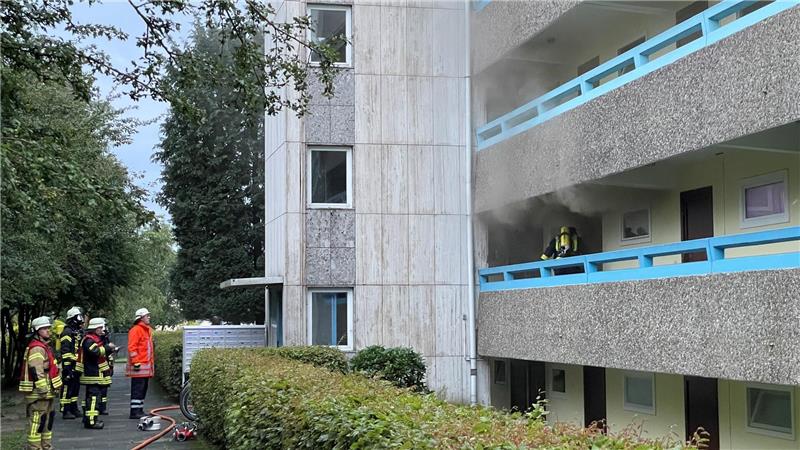Rauch drang aus der brennenden Wohnung. Foto: Schmonsees/Feuerwehr