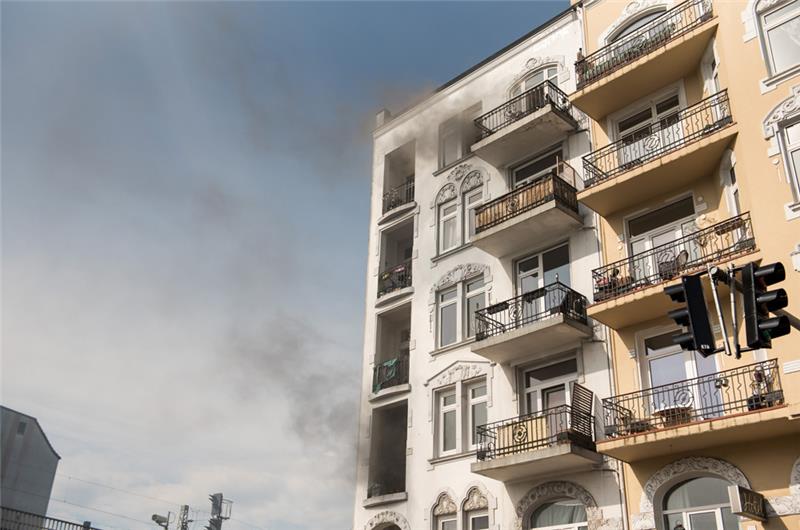 Rauch dringt an einem Brandort im Schanzenviertel aus den Fenstern eines Hauses. Foto: Daniel Bockwoldt/dpa