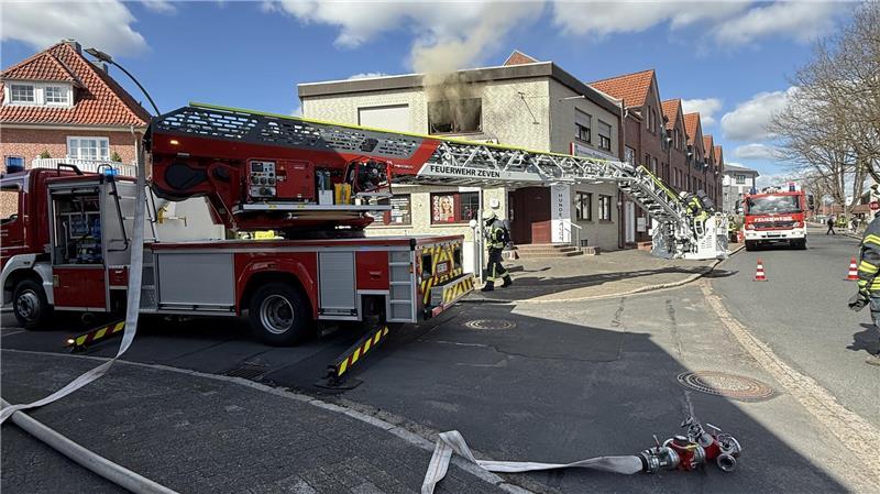 Rauch dringt aus dem Gebäude, mehrere Feuerwehren waren in Zeven im Einsatz.