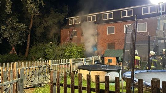 Rauch dringt aus dem Keller eines Hauses in Zeven.