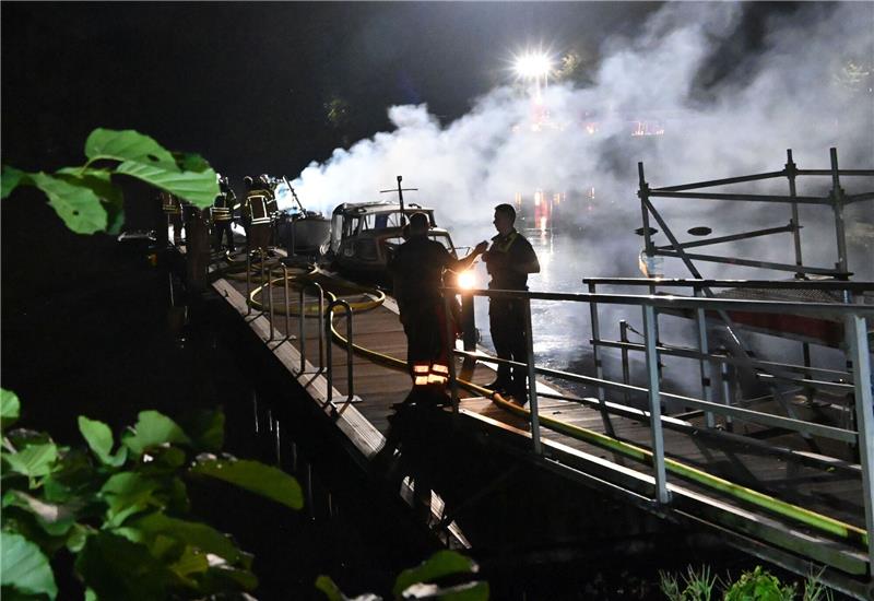 Feuer zerstört Segeljacht im Stader Holzhafen – Polizei ermittelt Rauch schwebte am Montagabend über dem Stader Holzhafen. Foto: Polizei