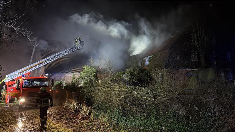 150 Feuerwehrleute retten Altländer Kulturerbe: Chronik der Jorker Feuernacht Rauch steigt auf.