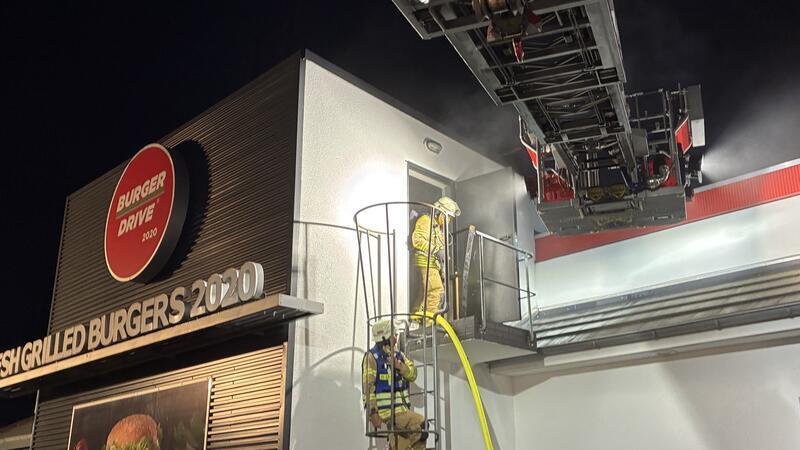 Rauch steigt auf nach einem Feuer bei Burger Drive in Stade-Wiepenkathen an der Ecke B73/Am Lohberg.