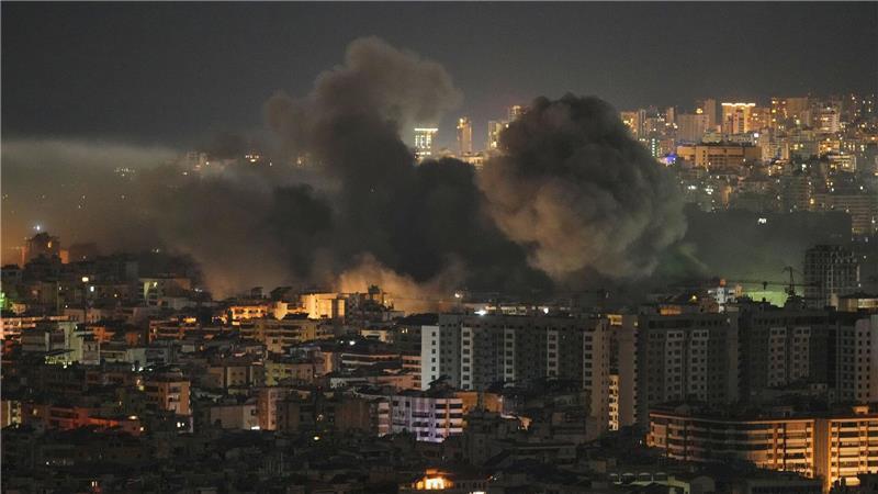Rauch steigt auf nach einem israelischen Luftangriff in Dahieh, einem südlichen Vorort von Beirut.