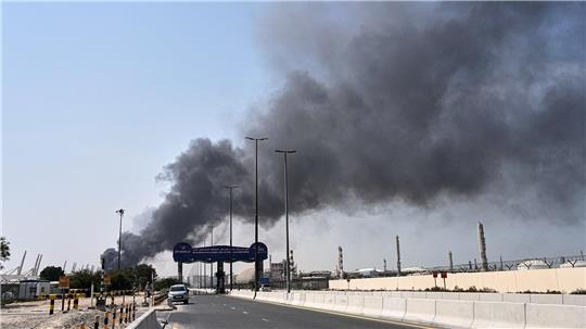 Rauch steigt auf nach iranischem Drohnenangriff im Hafengebiet von Dubai auf.