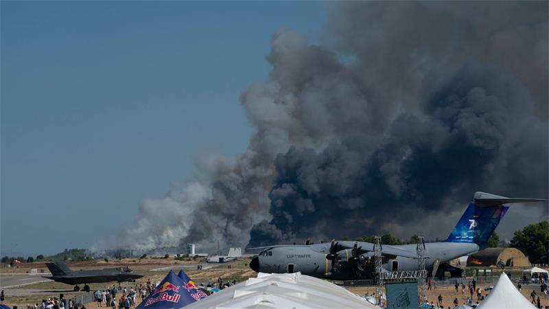 Rauch steigt auf, nachdem ein Kampfflugzeug der griechischen Luftwaffe bei einer Flugshow nördlich von Athen abgestürzt ist.