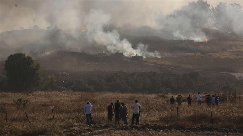 Rauch steigt auf, nachdem israelische Siedler landwirtschaftliche Felder im Dorf Tell westlich von Nablus im besetzten Westjordanland in Brand gesetzt haben.