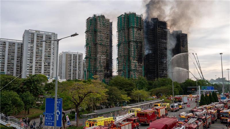 Rauch steigt auf, während Feuerwehrleute die letzten Flammen löschen.