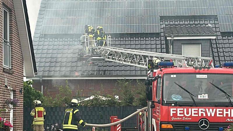 Gewitter und Starkregen im Kreis Stade: Blitz schlägt in Wohnhaus ein Rauch steigt aus dem Dach des Reihenhauses - nach dem Blitzeinschlag - auf.