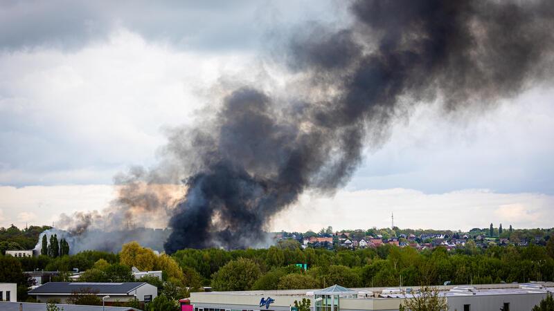 Rauch steigt bei einem Großbrand in einem Braunschweiger Industriegebiet in den Himmel.