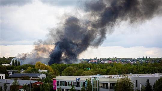 Rauch steigt bei einem Großbrand in einem Braunschweiger Industriegebiet in den Himmel.
