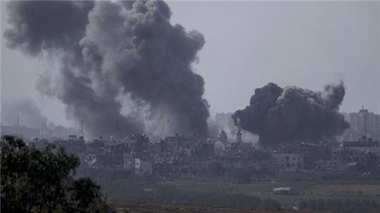Rauch steigt im Gazastreifen nach einem israelischen Luftangriff auf.