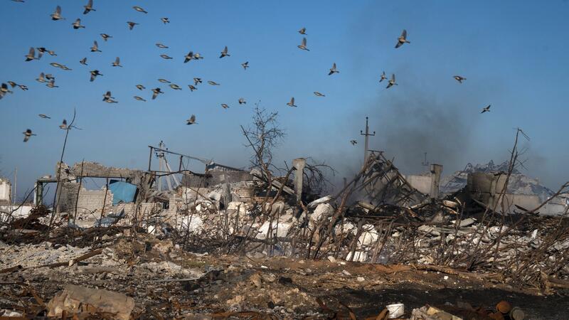 Rauch steigt im Gebiet Cherson nach einem russischen Raketenangriff aus den Ruinen eines Bauernhofs auf.