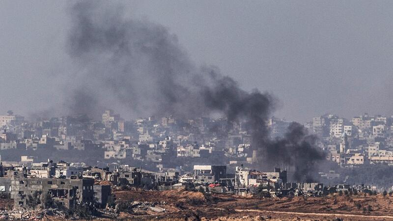 Bericht: USA haben Israel 100 Bunkerbrecher-Bomben geliefert Rauch steigt nach dem Ende der Waffenruhe nach einem israelischen Luftangriff im Gazastreifen auf.