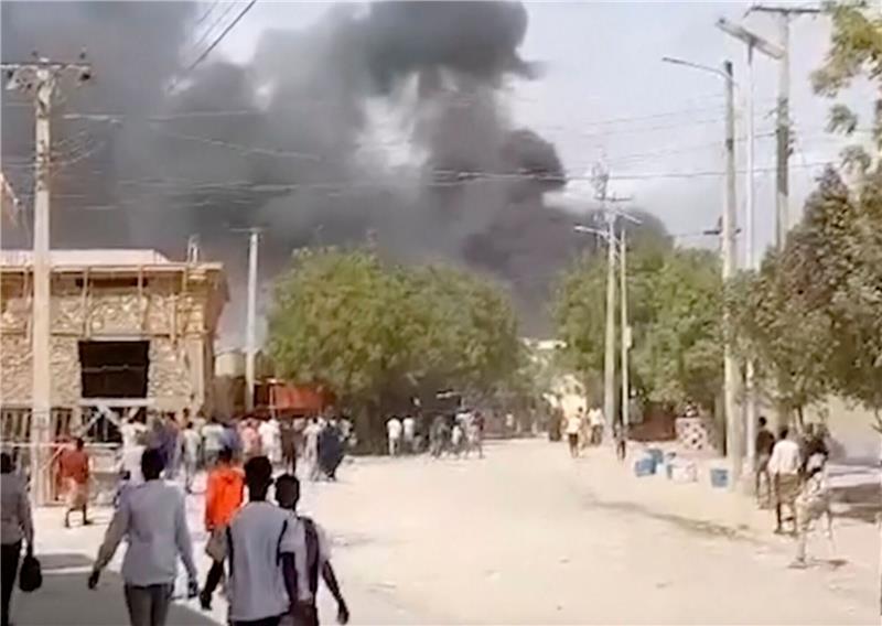 Lkw-Bombe in Somalia: Zahl der Toten steigt auf 20 Rauch steigt nach der Explosion über Beledweyne auf (Videostandbild vom 23.09.2023).