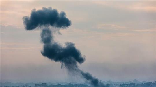 Rauch steigt nach einem israelischen Angriff aus dem Gazastreifen auf.