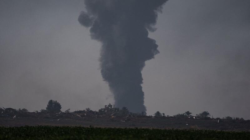 Hamas: Mehr als 25.000 Tote in Gaza - Netanjahu unter Druck Rauch steigt nach einem israelischen Angriff im Gazastreifen in den Himmel.