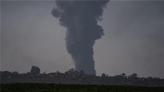 Rauch steigt nach einem israelischen Angriff im Gazastreifen in den Himmel.