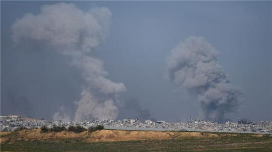 Rauch steigt nach einem israelischen Bombardement im Gazastreifen auf.