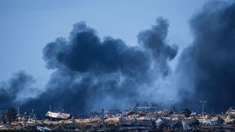 Israels Armee bestätigt Tunnelflutung in Gaza Rauch steigt nach einem israelischen Bombardement im Gazastreifen auf.